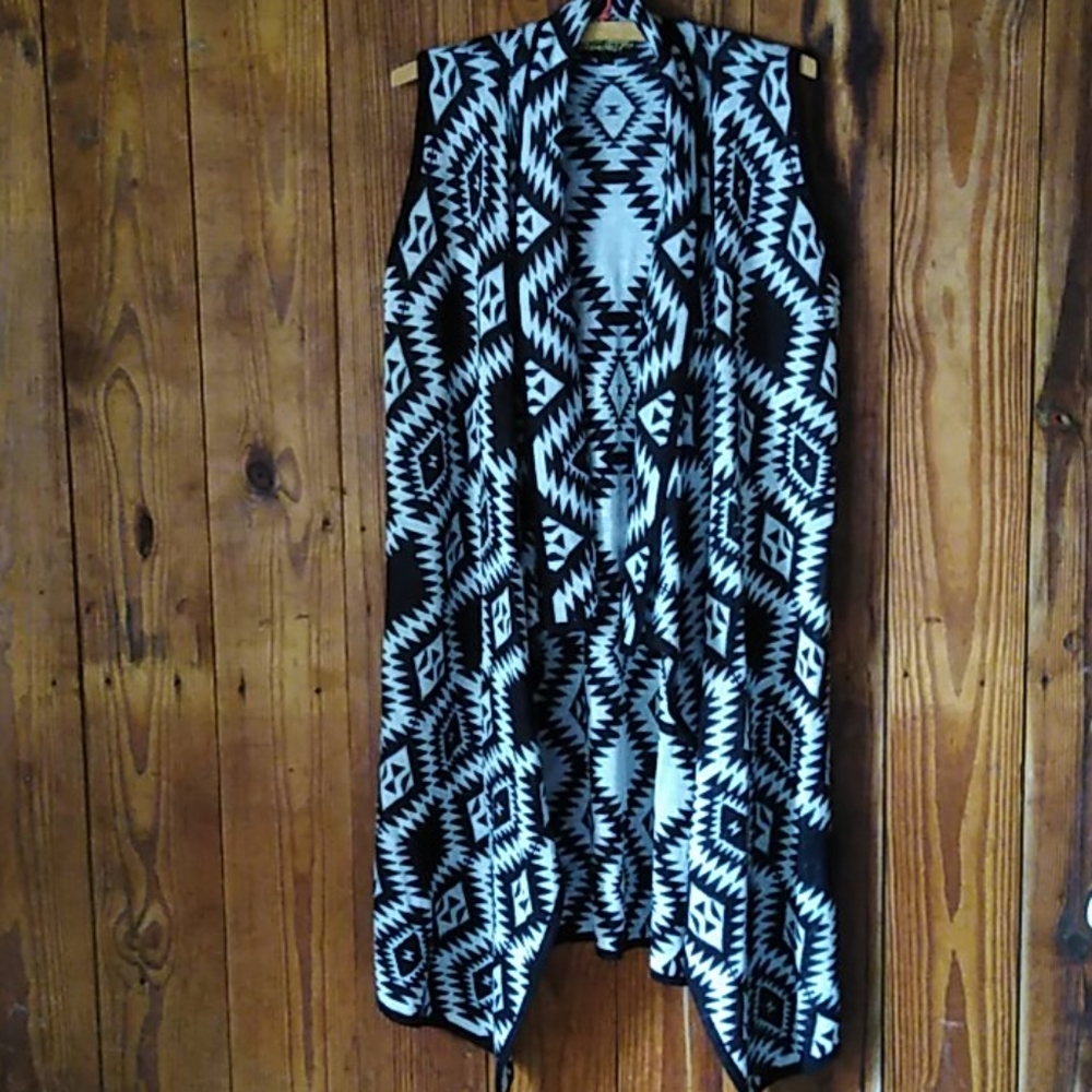 Absolutely Famous Sweater Vest Bkack White Aztec Print Sweater Vest Size Large